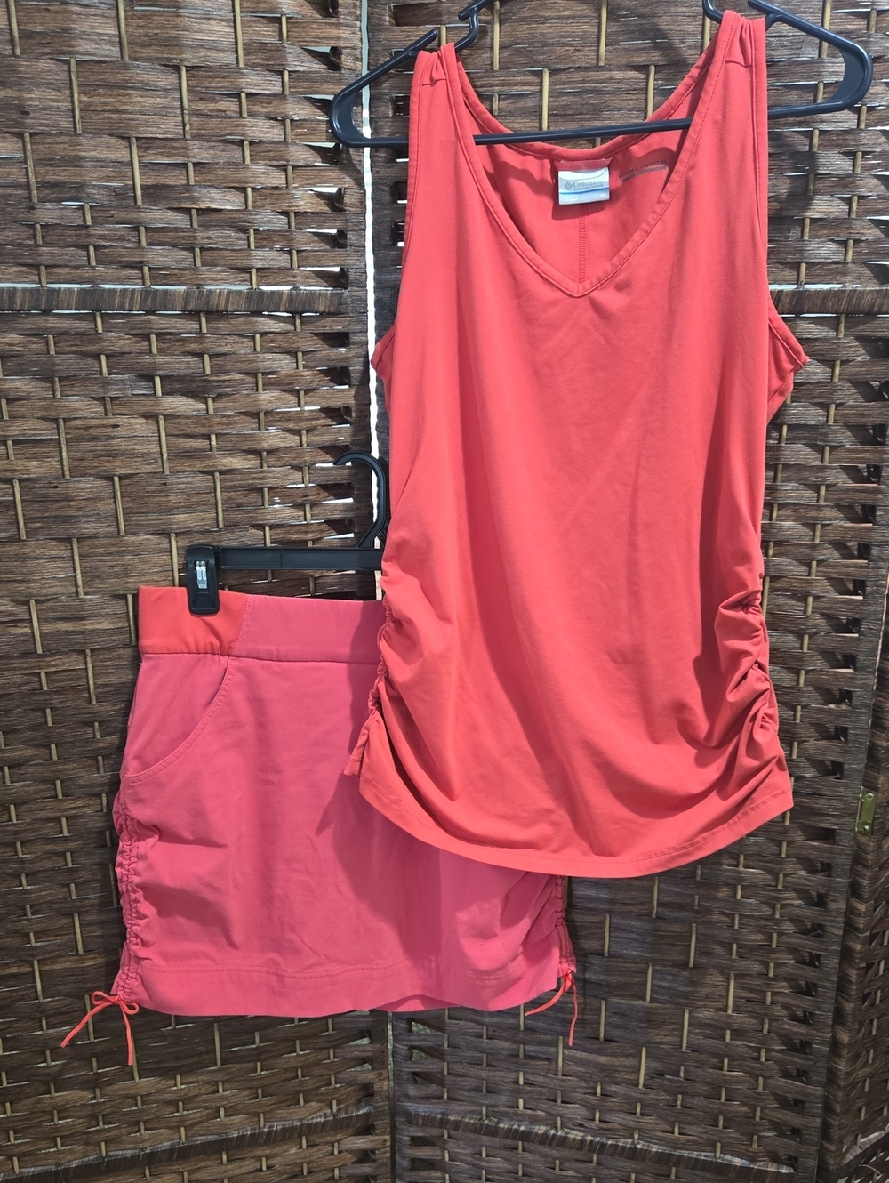 Columbia Omni-wick Advanced Evaporation Coral Performance V-Neck & Skirt Set. M.